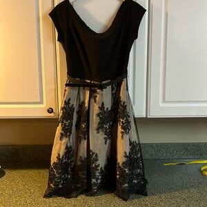 Eliza J off the shoulder cocktail dress.
Size: 8
Color: black/gold